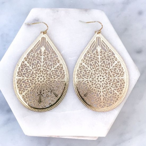 Gold teardrop filigree French wire earrings - Picture 3 of 3